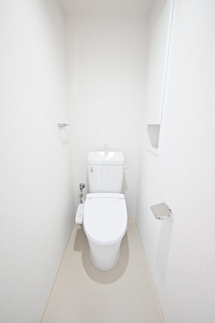 トイレ　落ち着いた色調のトイレです