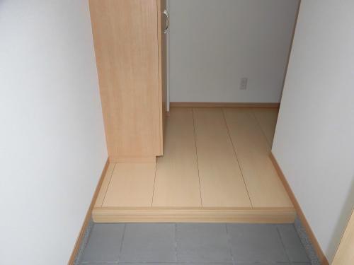 玄関　下駄箱あり。