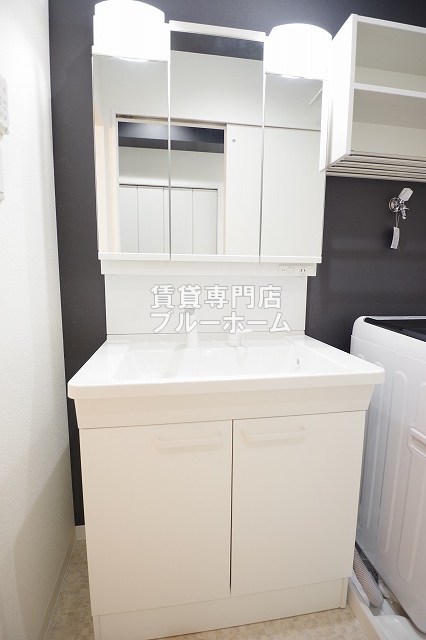 洗面設備　収納付き三面鏡独立洗面台！