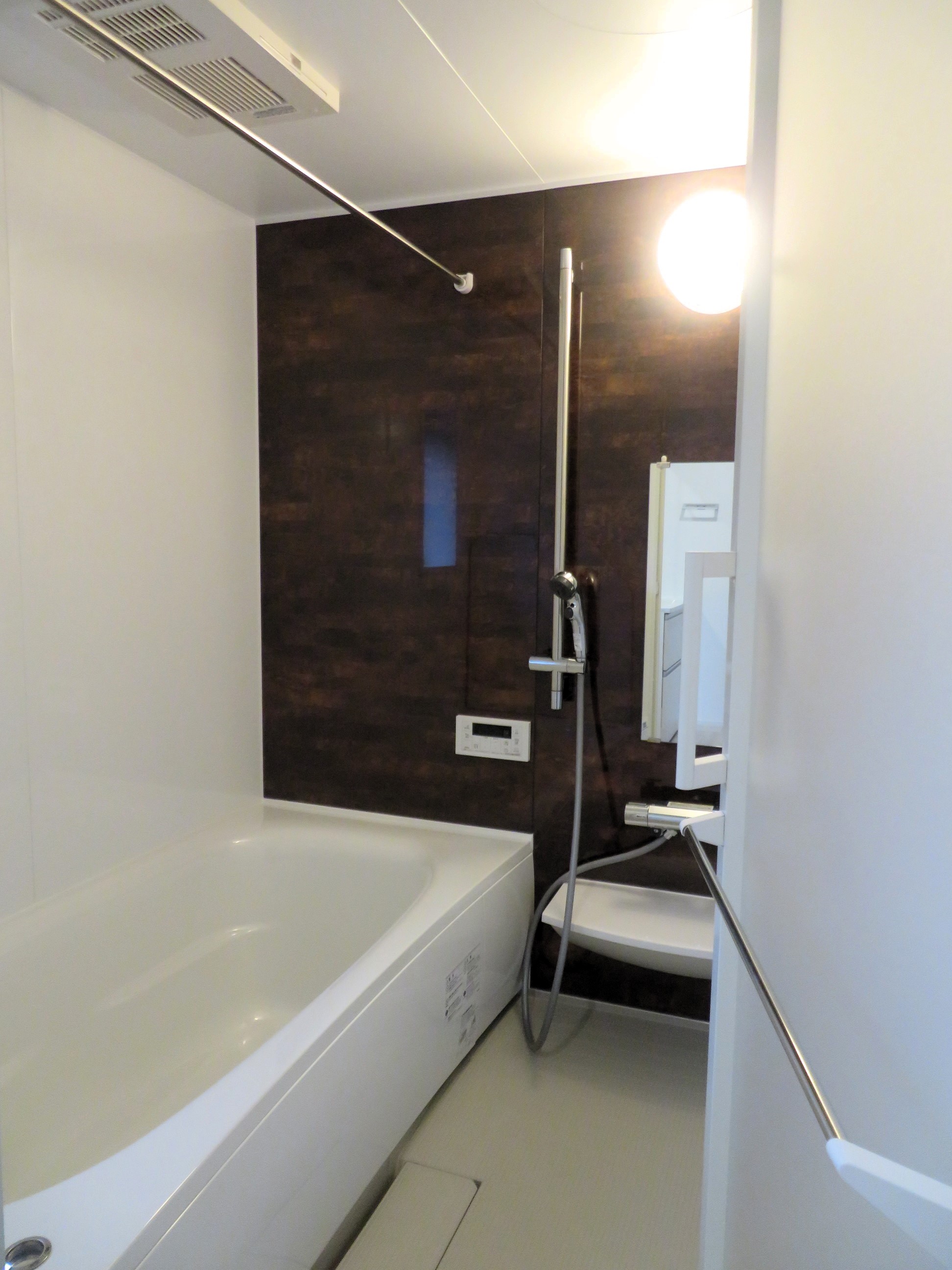 バス・シャワールーム　一坪風呂です。追炊・浴室乾燥機付きです！窓もあり換気OK！