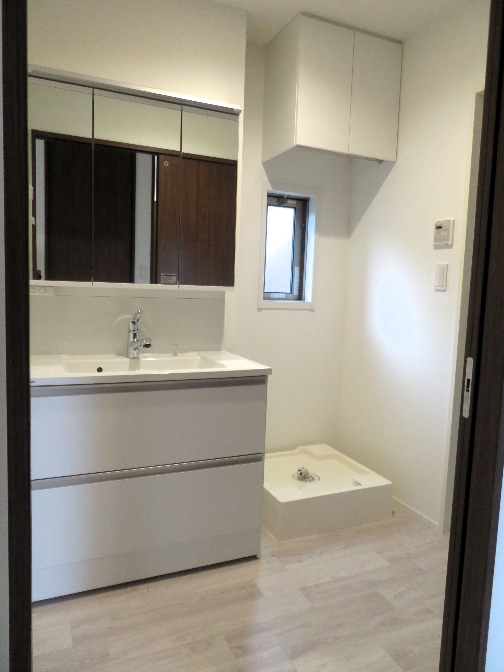 洗面設備　独立型洗面台！脱衣所にも窓付きで換気できます！