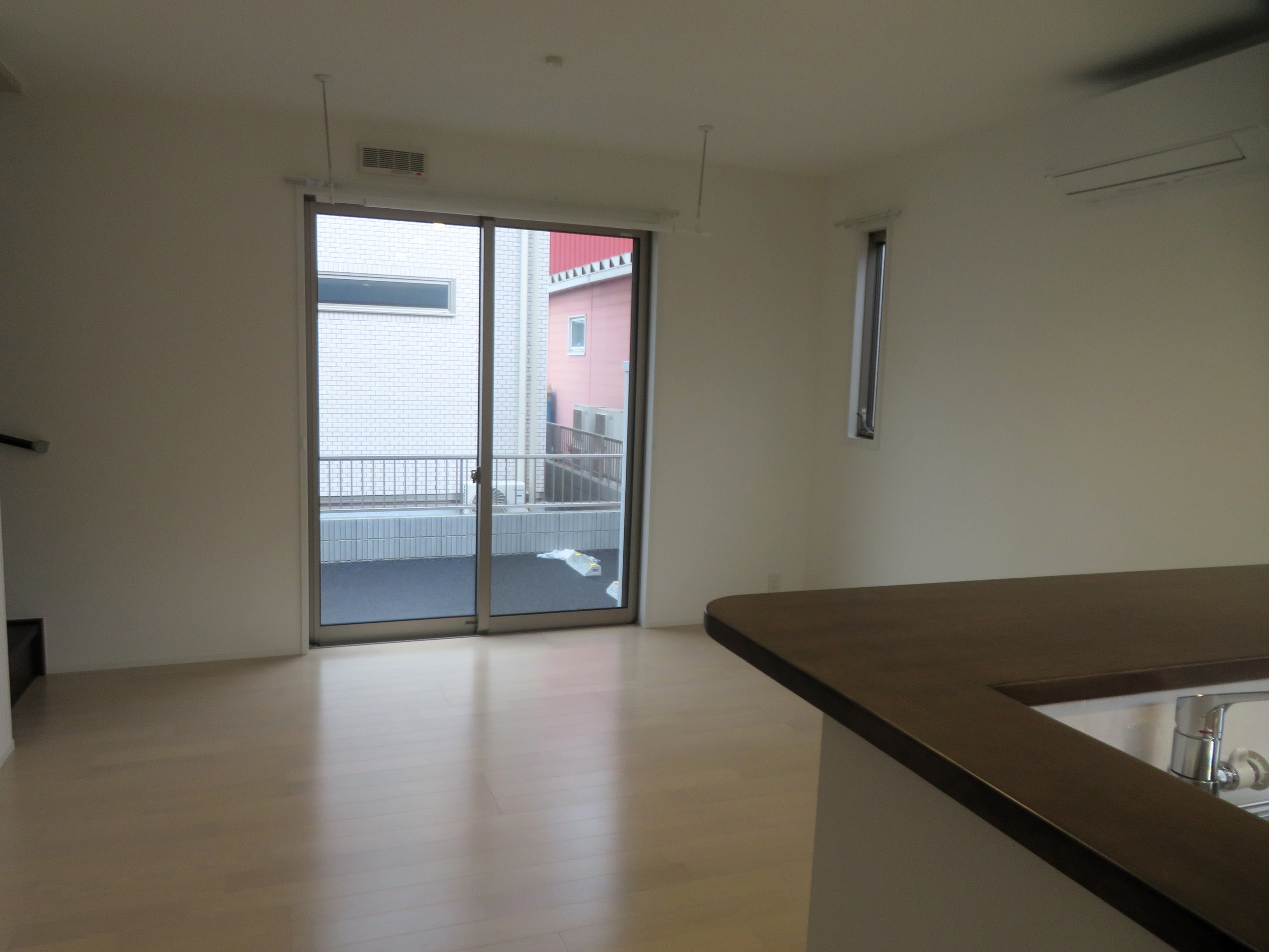 居室・リビング　約16帖の広いリビングです！窓が多く明るい室内です！