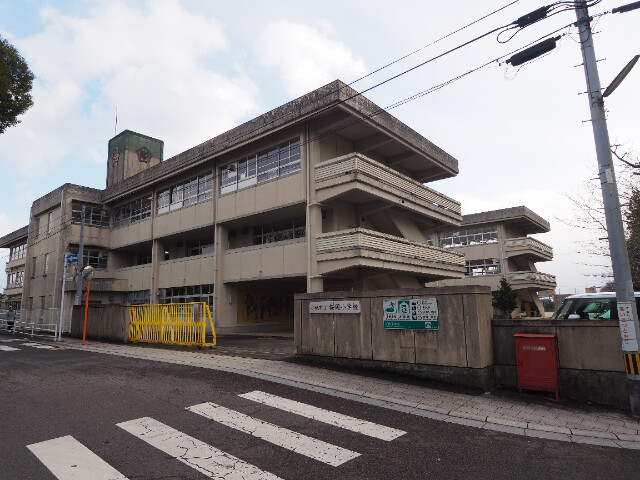 小学校　小城市立桜岡小学校（小学校）まで798m