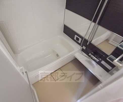 バス・シャワールーム　足を伸ばして入れますよ・