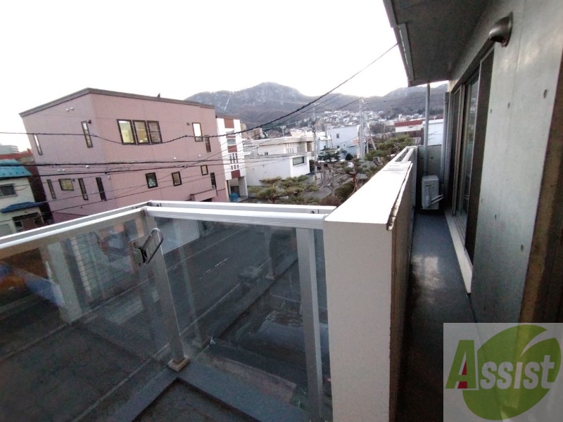 バルコニー　こちらはバルコニー。洗濯物が干せるようになっています。