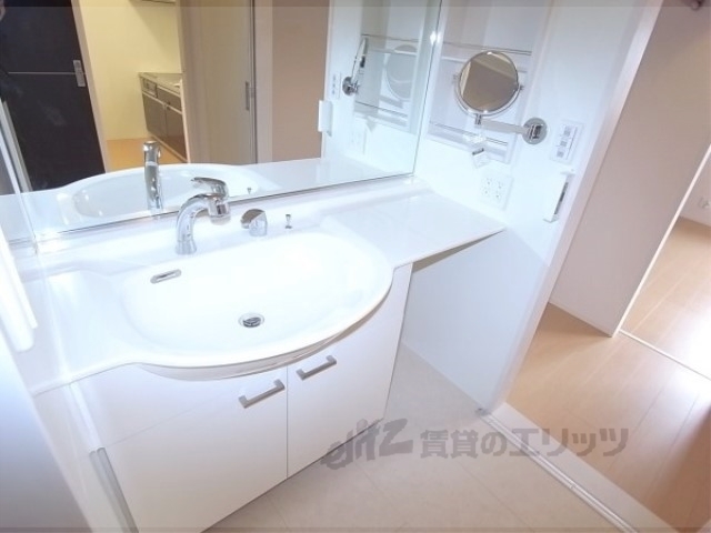 洗面設備　女性の方に嬉しい洗面台です。