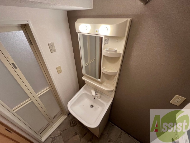 洗面設備　大きくて使いやすそうな独立洗面台になっています。