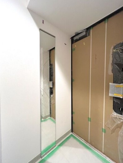 玄関　※３階の別部屋の参考写真です。部屋によってカラータイプも異な