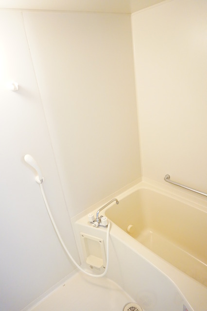 バス・シャワールーム　※補修前の参考画像の為、設備等は現況優先。