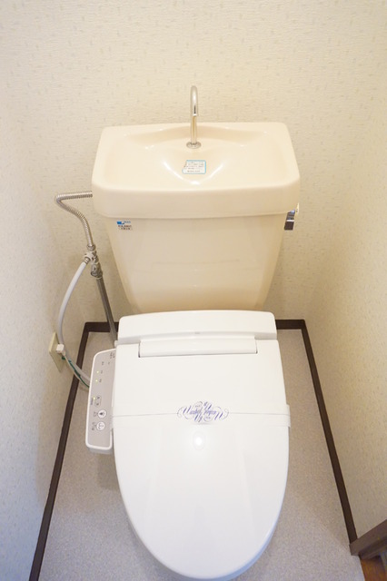 トイレ　※補修前の参考画像の為、設備等は現況優先。