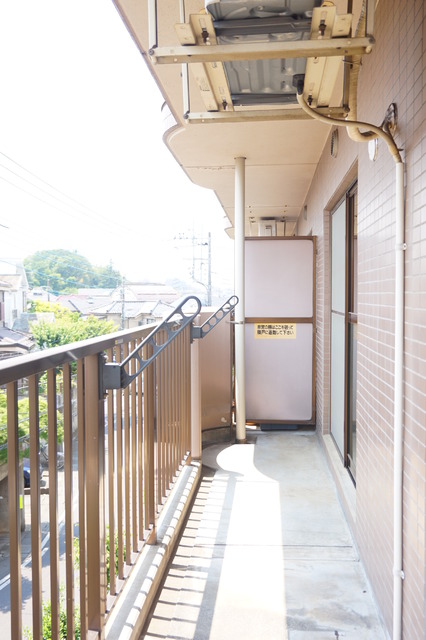 バルコニー　※補修前の参考画像の為、設備等は現況優先。