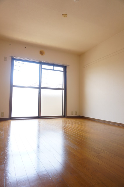 居室・リビング　※補修前の参考画像の為、設備等は現況優先。