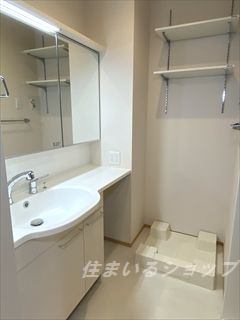 洗面設備　三面鏡付き大型シャンプードレッサー