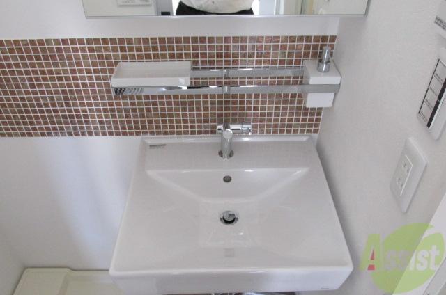 洗面設備　洒落た洗面台ですな。