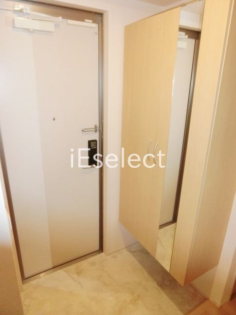 玄関　鏡付きで身だしなみバッチリ