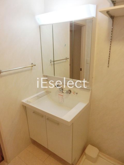 洗面設備　便利な三面鏡の洗面台