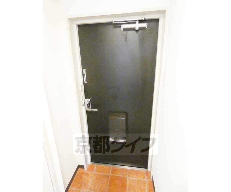 その他設備　しっかりとした玄関ドアです。