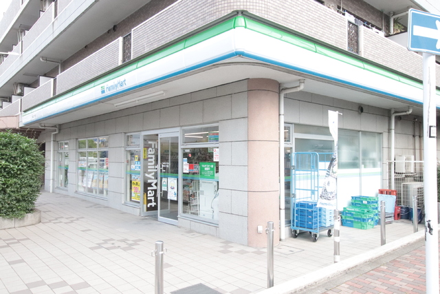 コンビニ　ファミリーマート是政五丁目店（コンビニ）まで110m