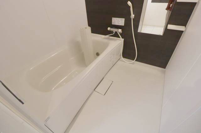 バス・シャワールーム　足を伸ばして入浴可能♪