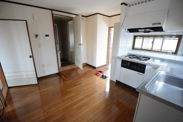 居室・リビング　窓が多く明るいダイニング♪