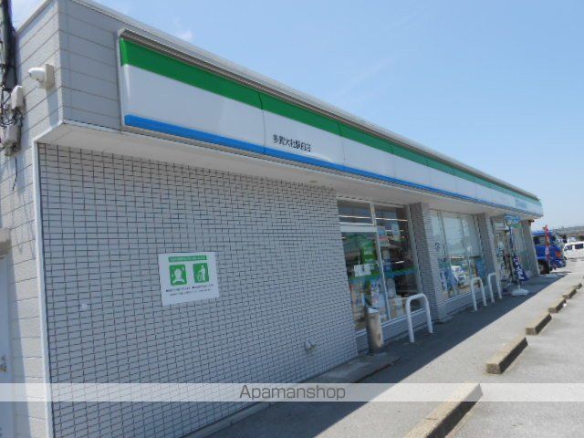 コンビニ　ファミリーマート様（コンビニ）まで490m