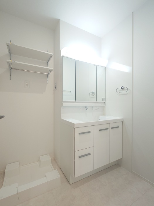 洗面設備　室内洗濯機置き場／3面鏡キャビネット付き洗面台