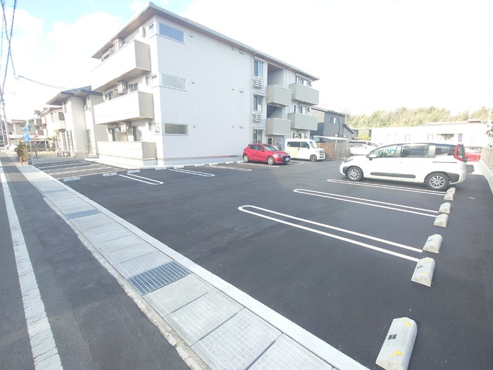 駐車場　建物前駐車場