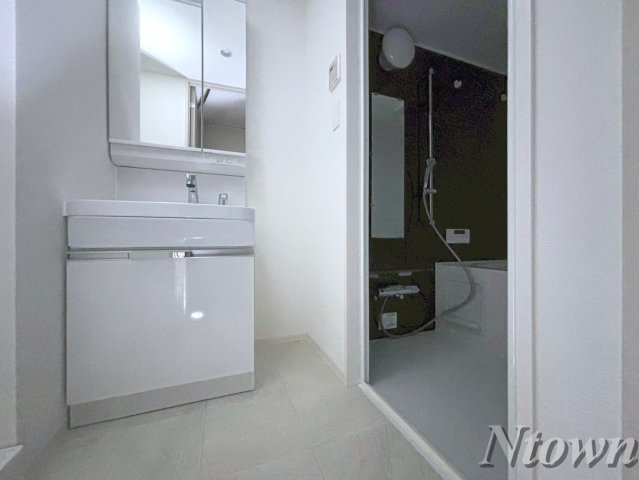 洗面設備　明るい洗面所です