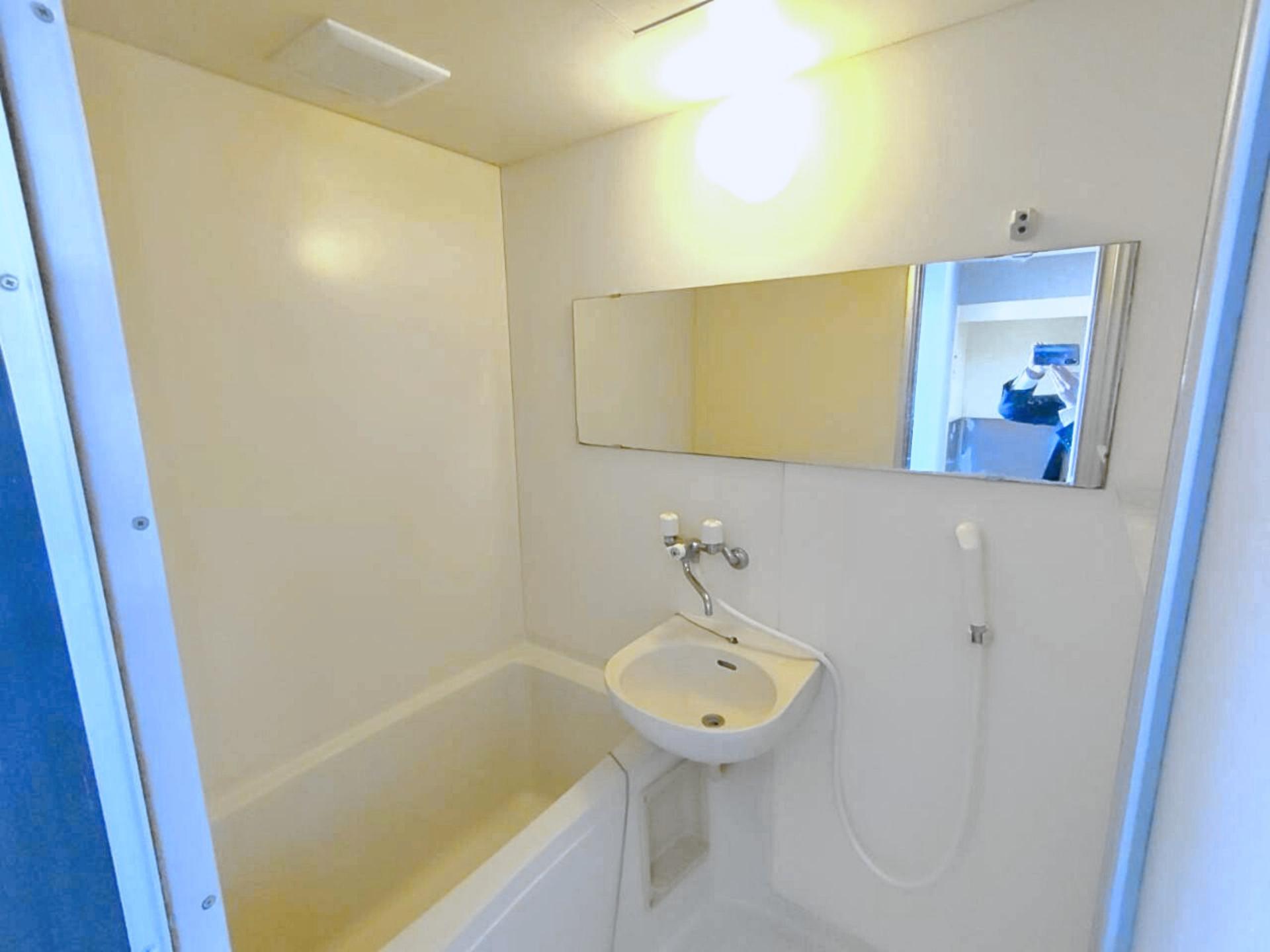 バス・シャワールーム　バス・トイレが別なため、バスルームも広々してます！