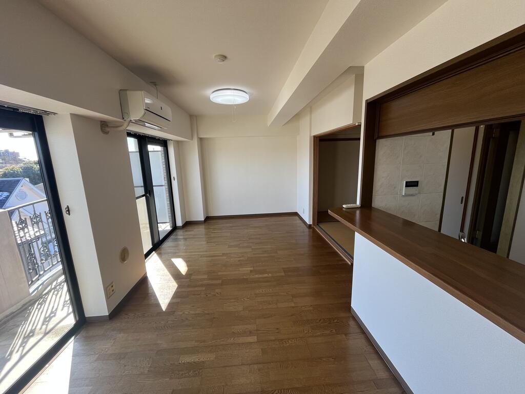 その他部屋・スペース　リビングにカウンターキッチン。