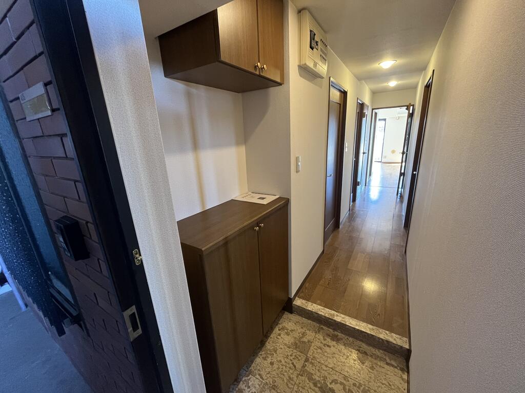 玄関　玄関からリビングまでの廊下。