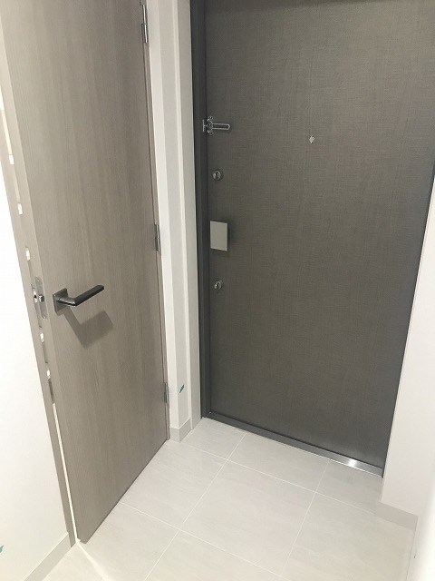 玄関　※参考写真（同物件別部屋です）