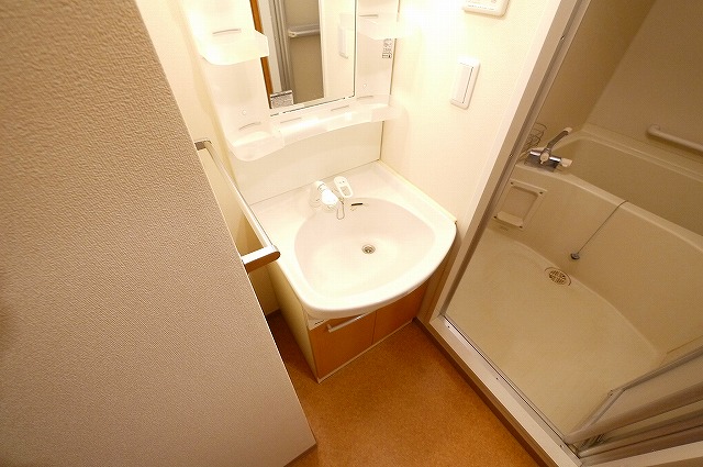 洗面設備　ゆったりとスペースのある洗面所