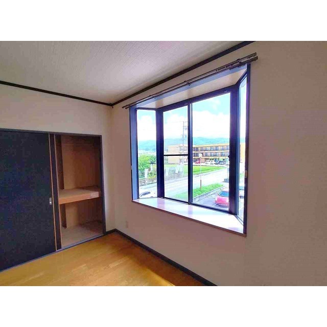 バルコニー　出窓あり！