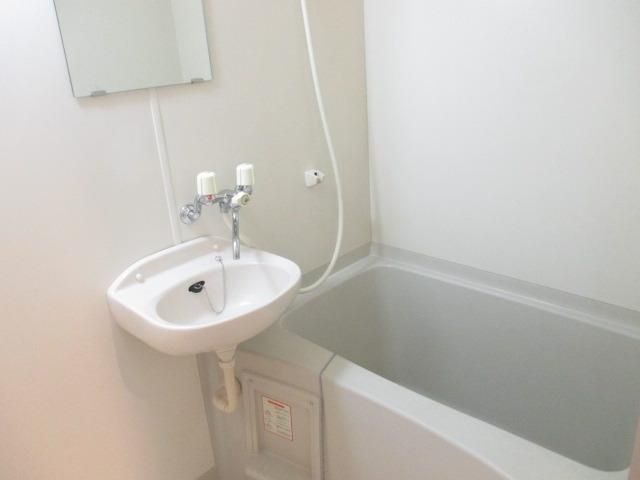 バス・シャワールーム　～清潔感溢れている浴室ですよ～