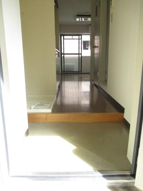 玄関　～玄関口は広々スペースになってます～