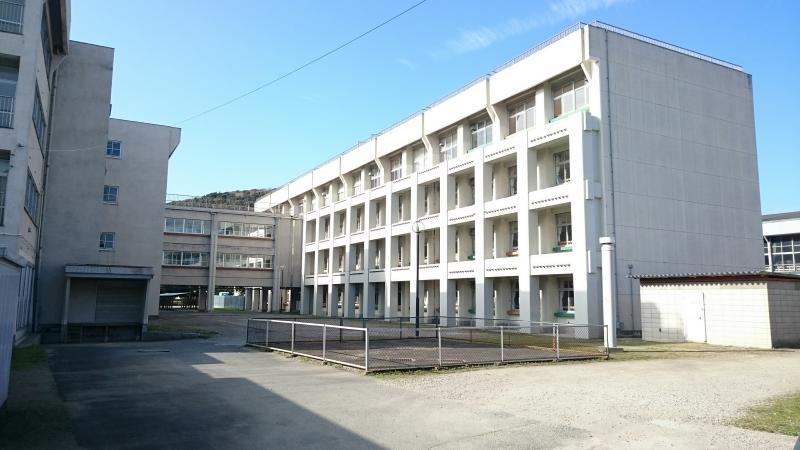 中学校　君津市立周西中学校（中学校）まで504m