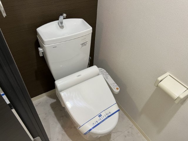 トイレ　温水洗浄便座付きのトイレです♪