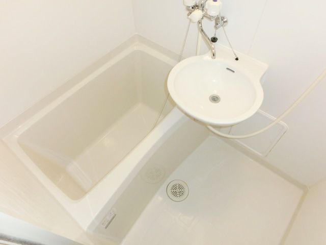 バス・シャワールーム　きれいなバスルーム。