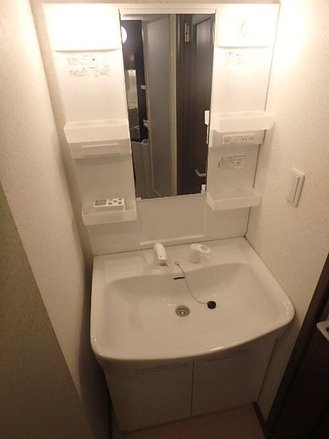 洗面設備　忙しい朝も安心の独立洗面台です。