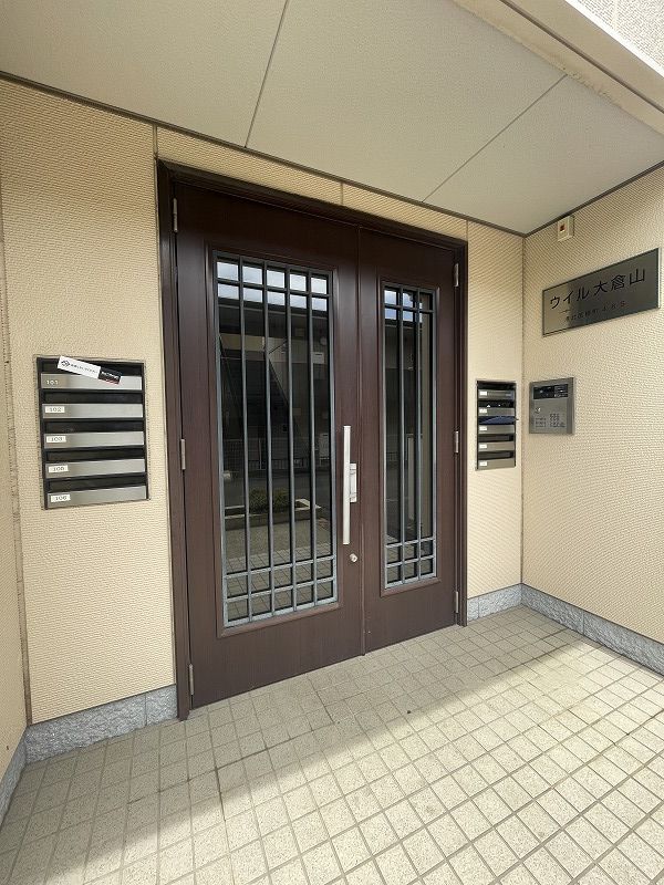 エントランス　共用エントランスは不審者の侵入を未然に防ぐオートロック付き！