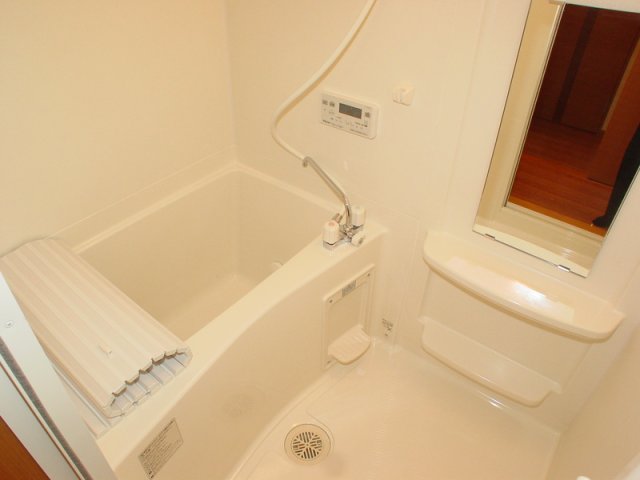 バス・シャワールーム　白が綺麗なバスルームな