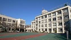 小学校　新宿区立戸塚第三小学校（小学校）まで157m