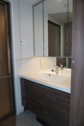 洗面設備　独立洗面台です　（同タイプ他室）