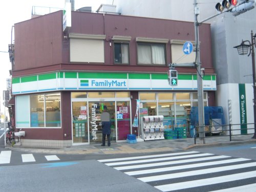 コンビニ　ファミリーマート 荒川尾竹橋店（コンビニ）まで37m