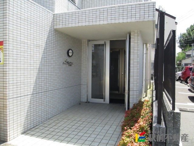 エントランス　正面玄関の様子