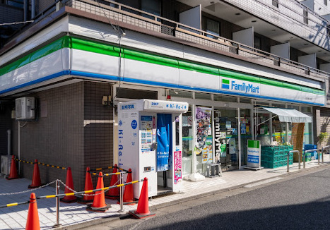 コンビニ　ファミリーマート 上北沢四丁目店（コンビニ）まで580m