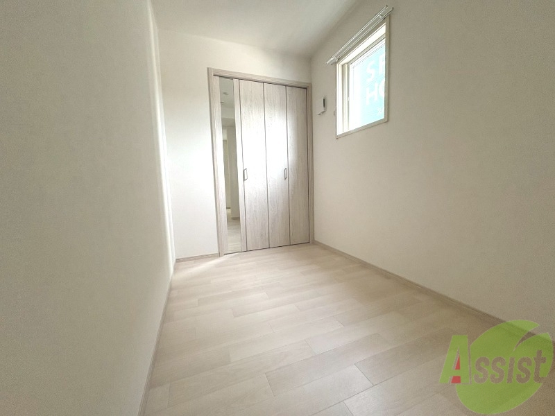 その他部屋・スペース　３．０帖の寝室になります。家具を置いても狭く感じないです。