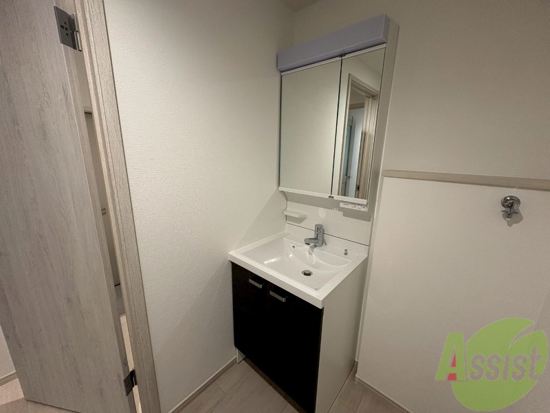 洗面設備　三面鏡になっているので、鏡を広く使えます。