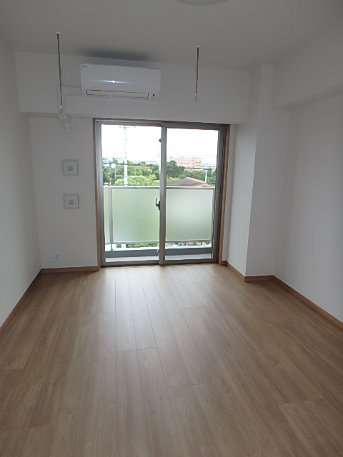 居室・リビング　公園からの陽射し無料